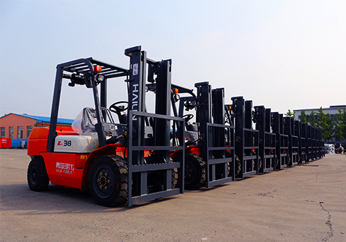 What should be paid attention to when the four-wheel drive cross-country forklift starts and moves?